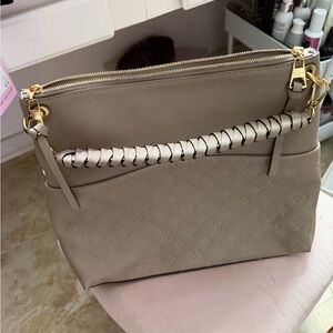 Louis Vuitton turtle dove maida hobo great condition, original paperwork